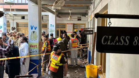 পাকিস্তানে স্কুলের ছাদ ধসে নিহতের সংখ্যা বেড়ে ২৮