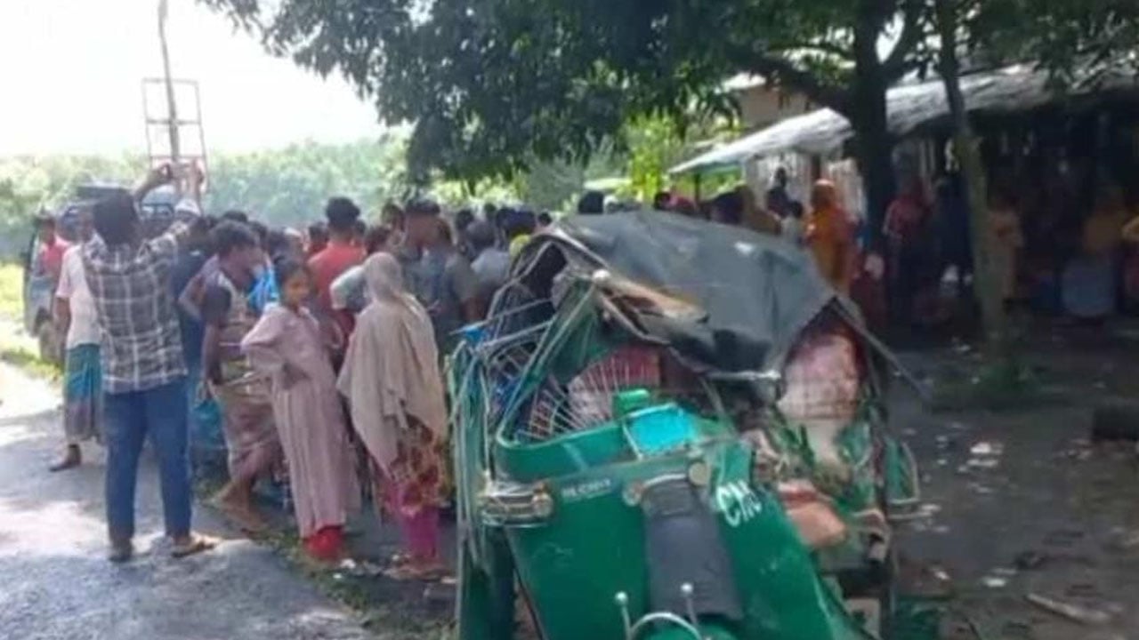 কালিয়াকৈরে কাভার্ডভ্যান-অটোরিকশার সংঘর্ষে প্রাণ গেল ৩ জনের