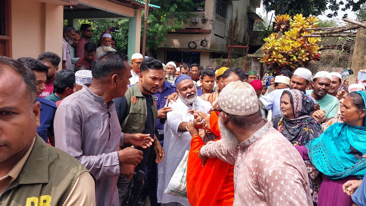 প্যারোলে মুক্তি পেয়ে মায়ের জানাজায় এমপিপুত্র রাসেল