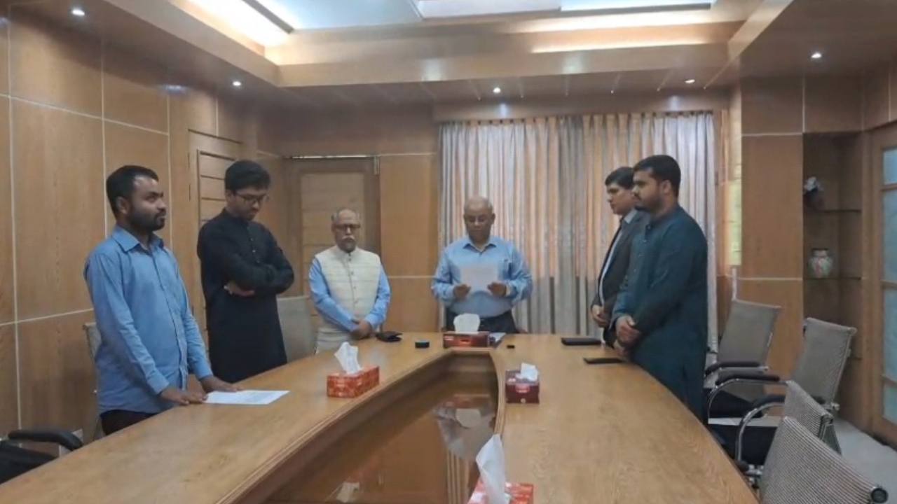 মেয়াদ শেষের ১৮ দিন আগে শপথ নিলেন চাকসু সদস্য আকাশ