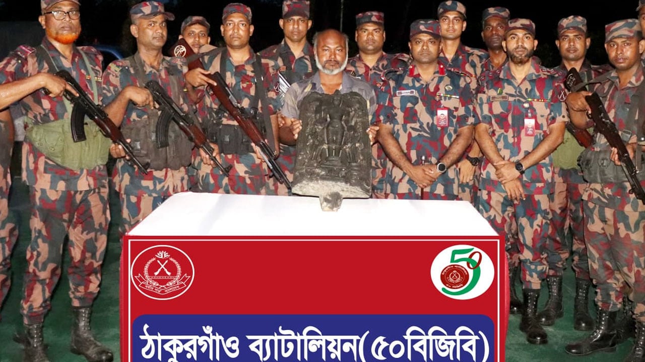 কষ্টি পাথরের মূর্তিসহ যুবক আটক