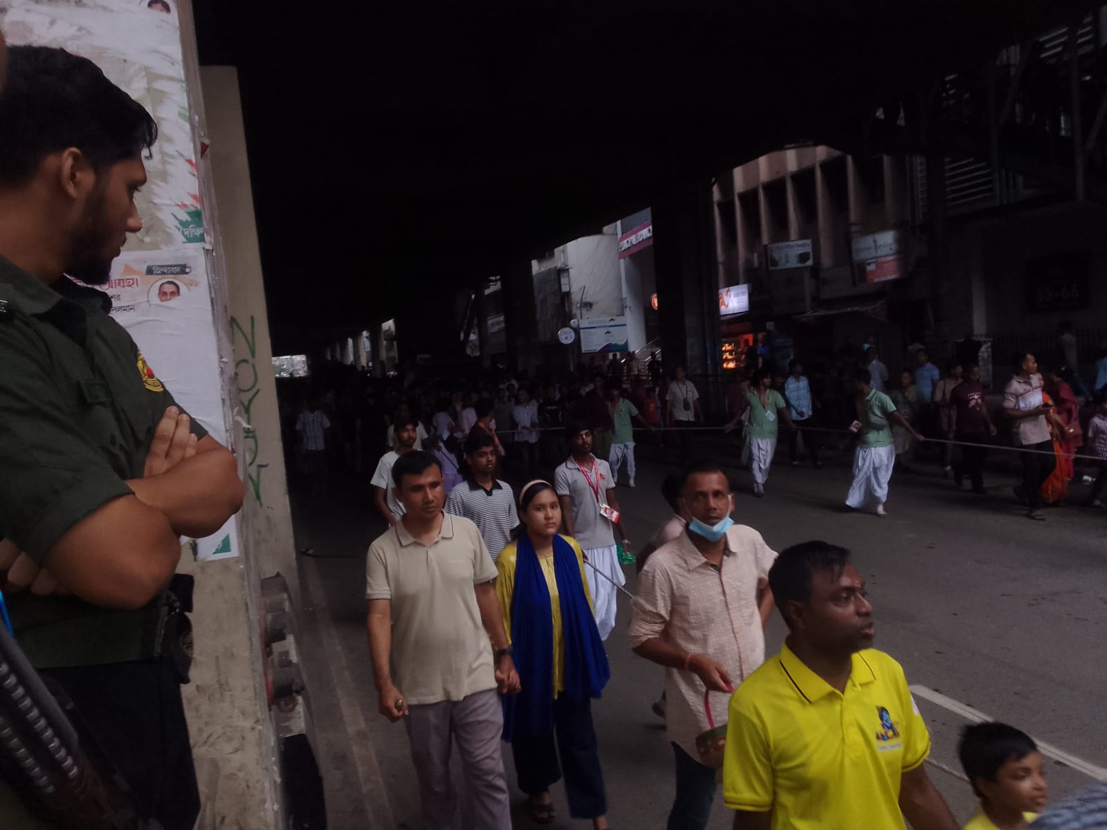 বোমা বিস্ফোরণের পর মতিঝিল মেট্রোস্টেশনের নিচের সড়কের পথচারীদের মধ্যে আতঙ্ক ছড়িয়ে পড়ে