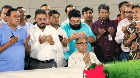 জিয়াউর রহমান ও খালেদা জিয়ার কবর জিয়ারত করলেন মির্জা আব্বাস