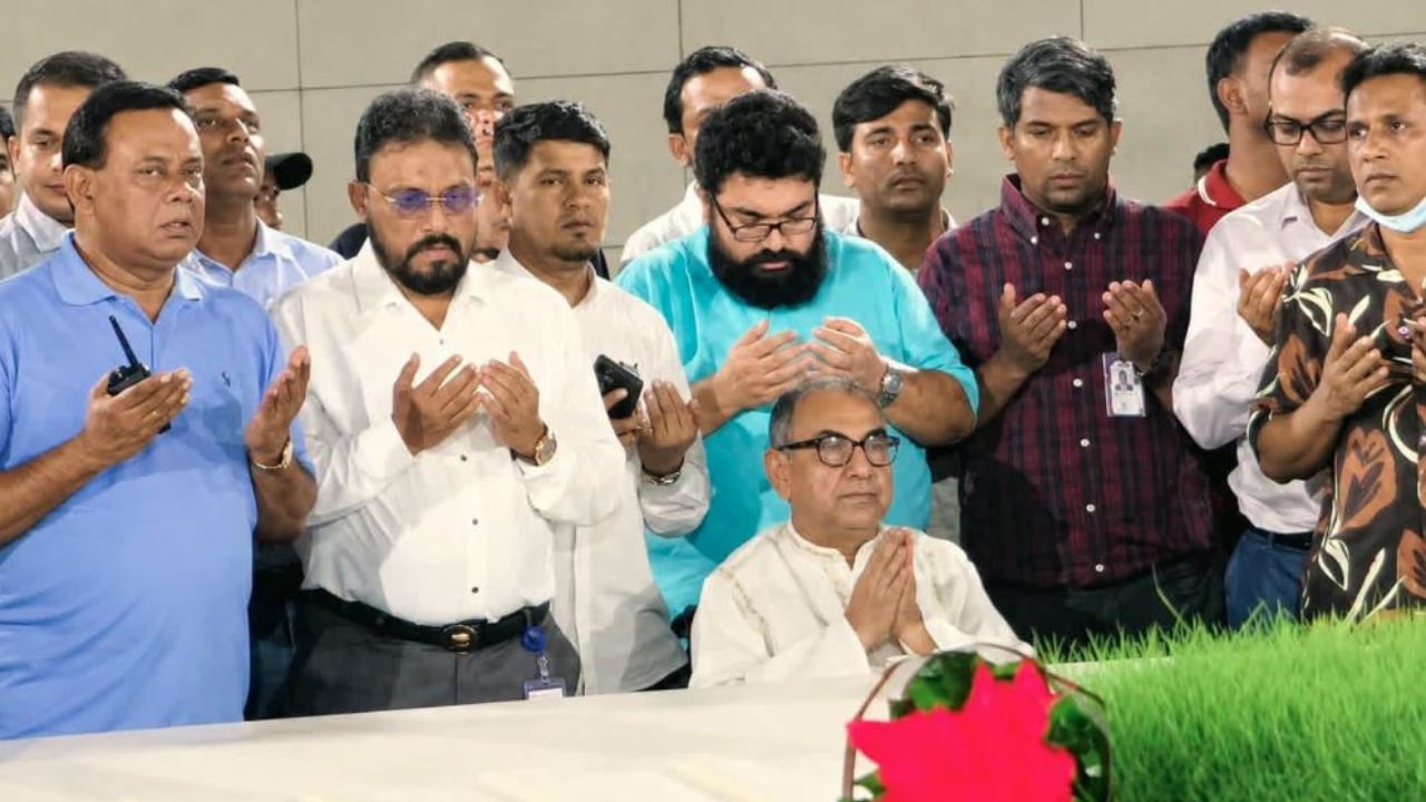 জিয়াউর রহমান ও খালেদা জিয়ার কবর জিয়ারত করলেন মির্জা আব্বাস