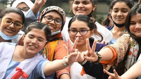 এইচএসসিতে জিপিএ-৫ পেয়েছে ৪০ হাজার ৮৪ শিক্ষার্থী