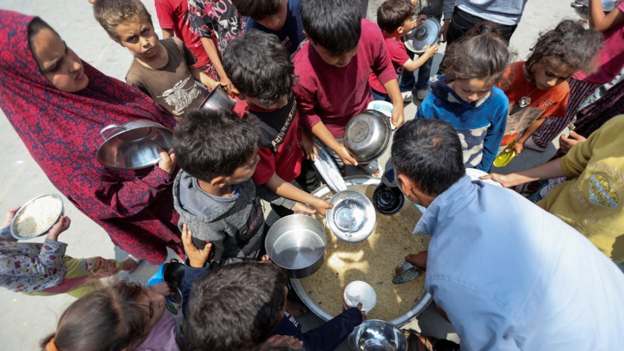 গাজার এক শরণার্থী শিবিরে খাবার নিচ্ছে শিশুরা। ছবি: পিবিএস নিউজ