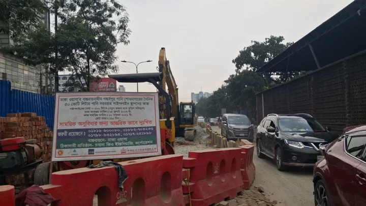 ওয়াসার খোঁড়াখুঁড়িতে প্রগতি সরণিতে ভোগান্তি