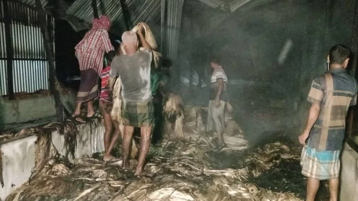 ফরিদপুরে আগুনে পুড়লো সাতটি পাটের গুদাম, ক্ষতি ৩ কোটি টাকা
