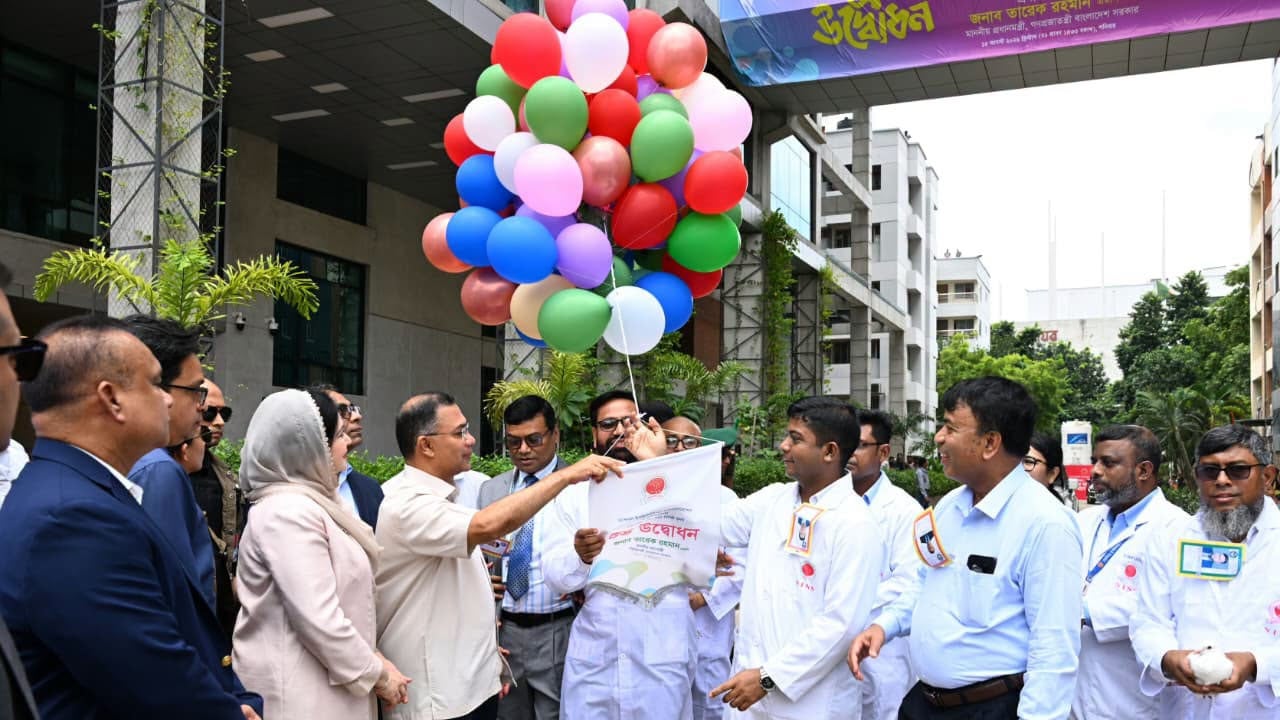 বেলুন উড়িয়ে ৫০০ শয্যার নতুন ভবন উদ্বোধন করছেন প্রধানমন্ত্রী তারেক রহমান