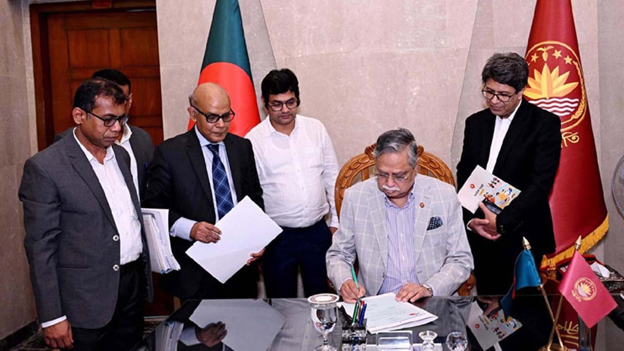 রাষ্ট্রপতি মোহাম্মদ সাহাবুদ্দিন জাতীয় সংসদ ভবন কমপ্লেক্সে তার কার্যালয়ে বাজেট দলিলে স্বাক্ষর করেন