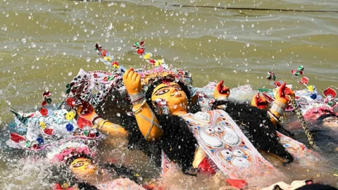 আজ বিজয়া দশমী, প্রতিমা বিসর্জনের মধ্য দিয়ে শেষ হচ্ছে দুর্গাপূজা
