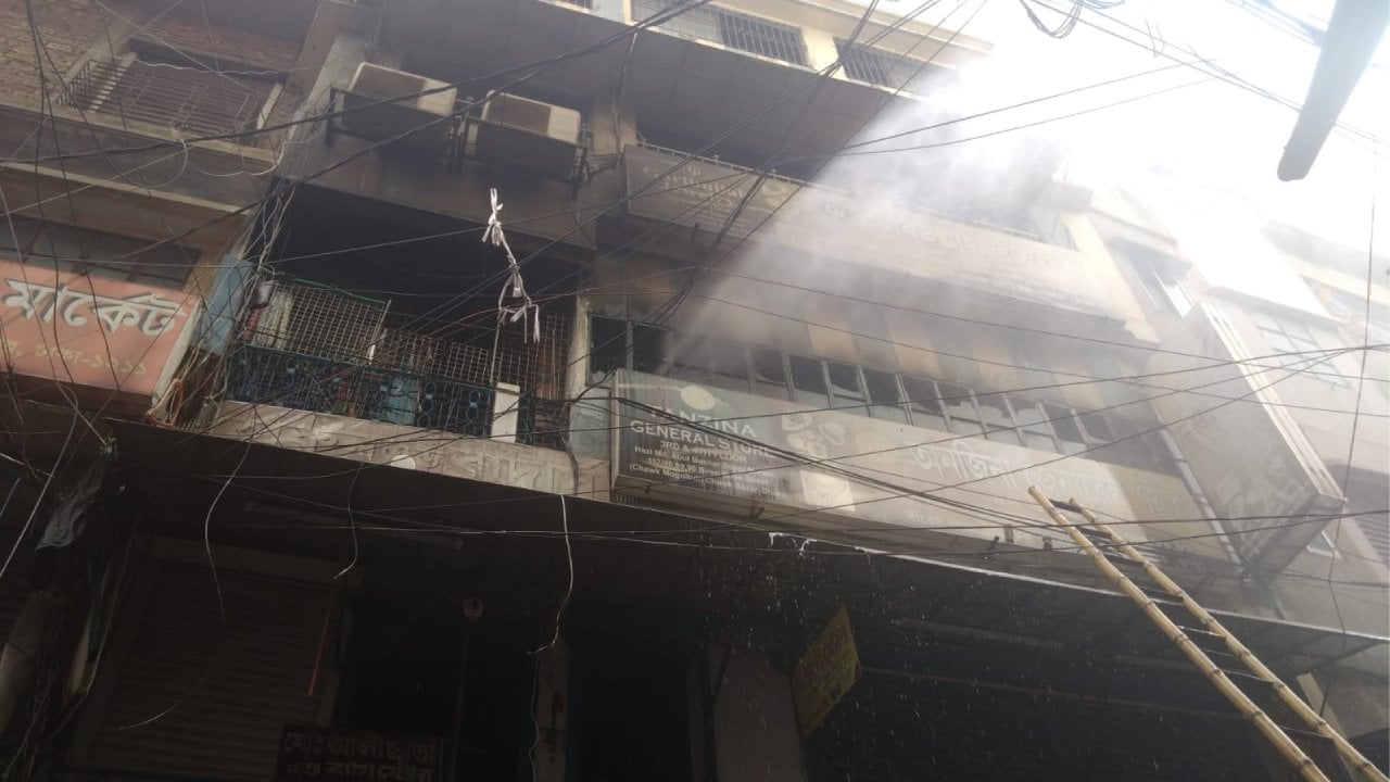 চকবাজারে বাশার মার্কেটের আগুন দেড় ঘণ্টা পর নিয়ন্ত্রণে