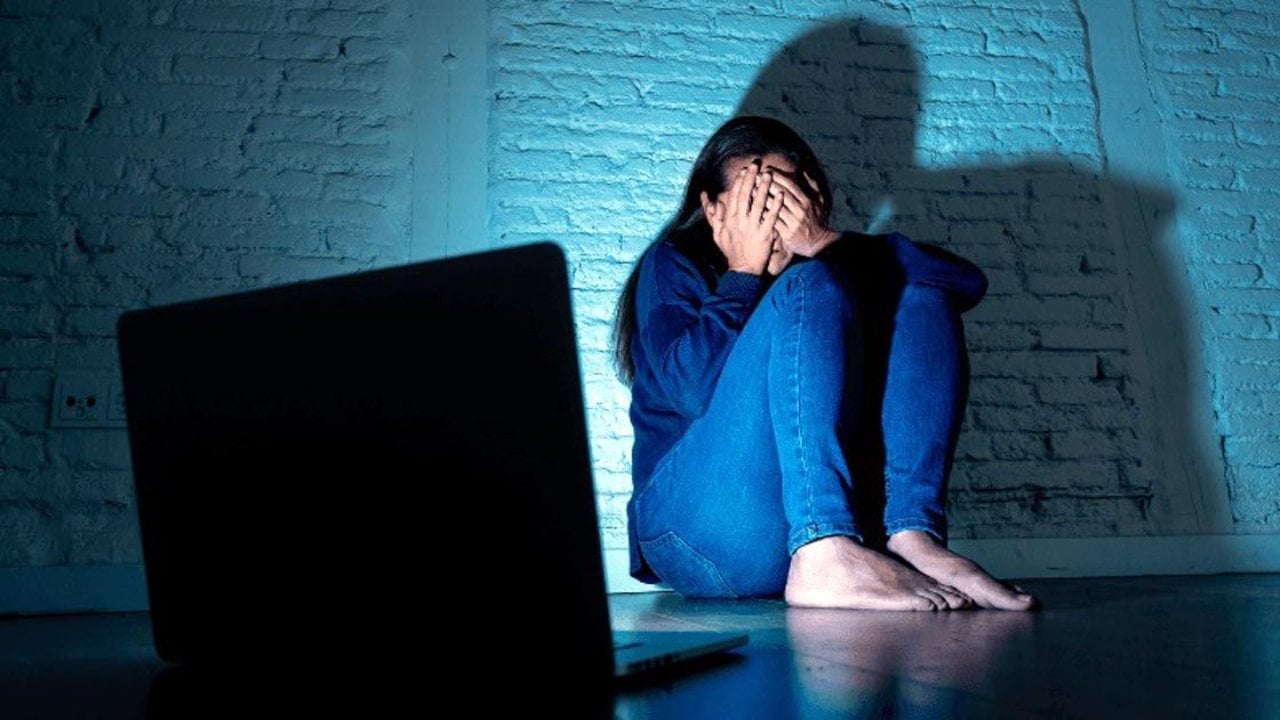 সাইবার বুলিংয়ের আতঙ্কে বরিশালের তরুণীরা