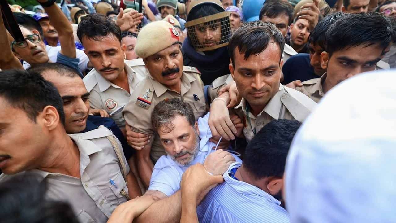 মোদির বাসভবনের সামনে থেকে আটক রাহুল-প্রিয়াঙ্কা