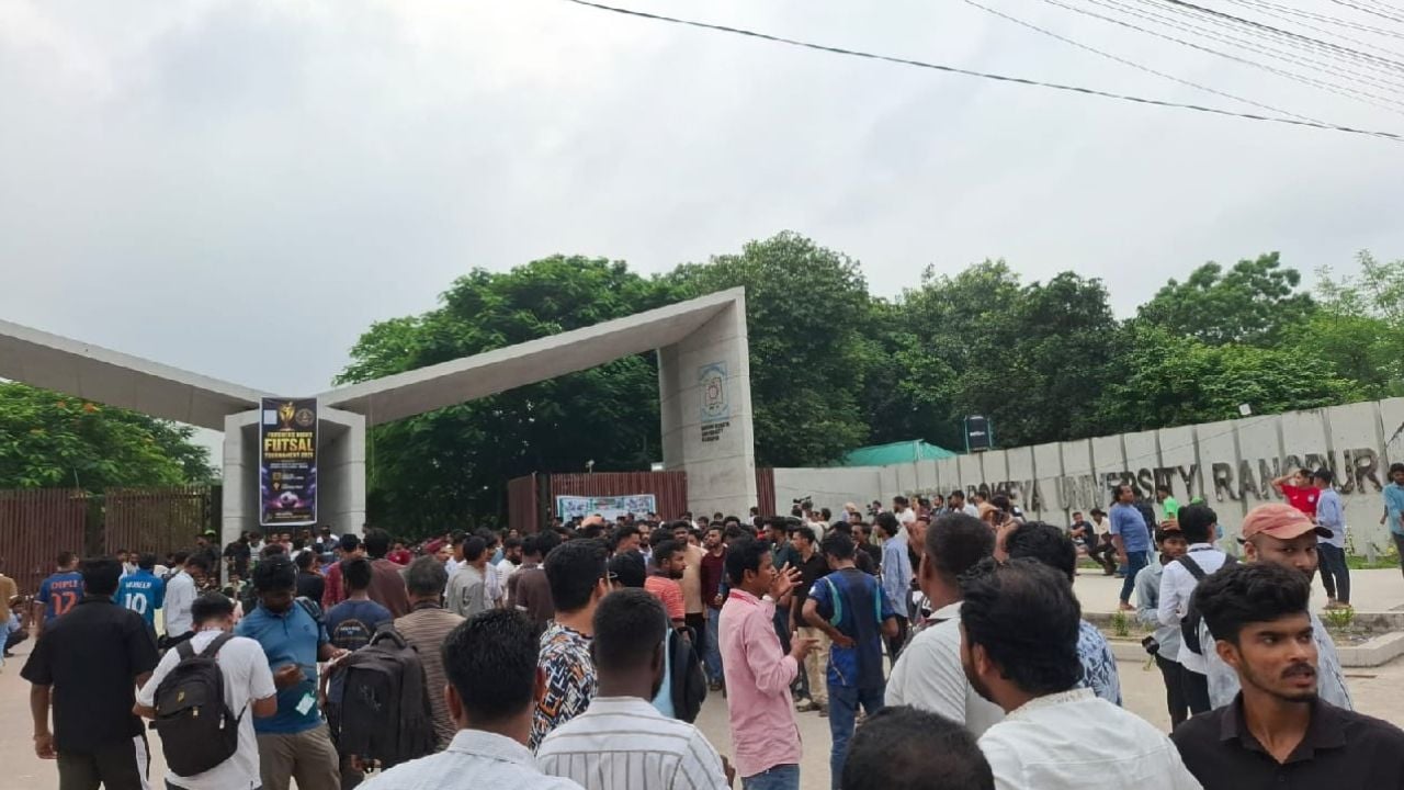 বেগম রোকেয়া বিশ্ববিদ্যালয়ের প্রধান ফটকে লাঠিসোঁটা ও বাঁশ হাতে অবস্থান নিয়ে বিক্ষোভ করেছেন ছাত্রদলের নেতাকর্মীরা