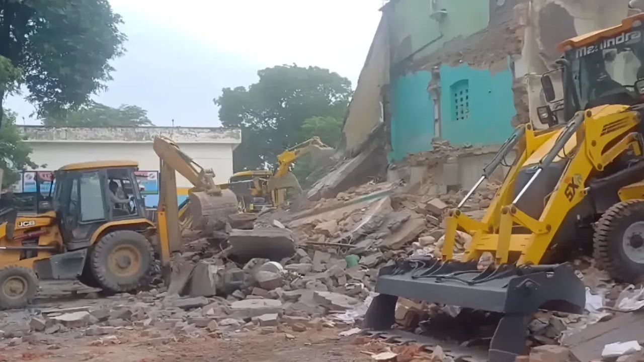 ভারতে পুলিশি পাহারায় ভেঙে ফেলা হলো ১৫০ বছরের পুরোনো মসজিদ