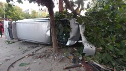 পিএসসির সামনে ফুটপাতে উল্টে গেলো মাইক্রোবাস, পরিচ্ছন্নতাকর্মীসহ আহত ৩