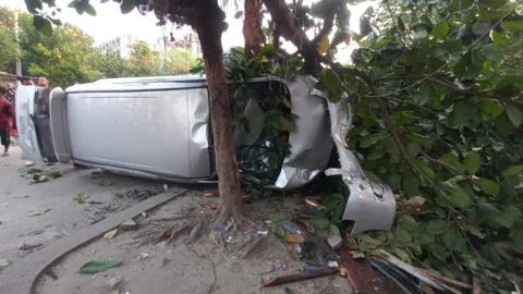 পিএসসির সামনে ফুটপাতে উল্টে গেলো মাইক্রোবাস, পরিচ্ছন্নতাকর্মীসহ আহত ৩
