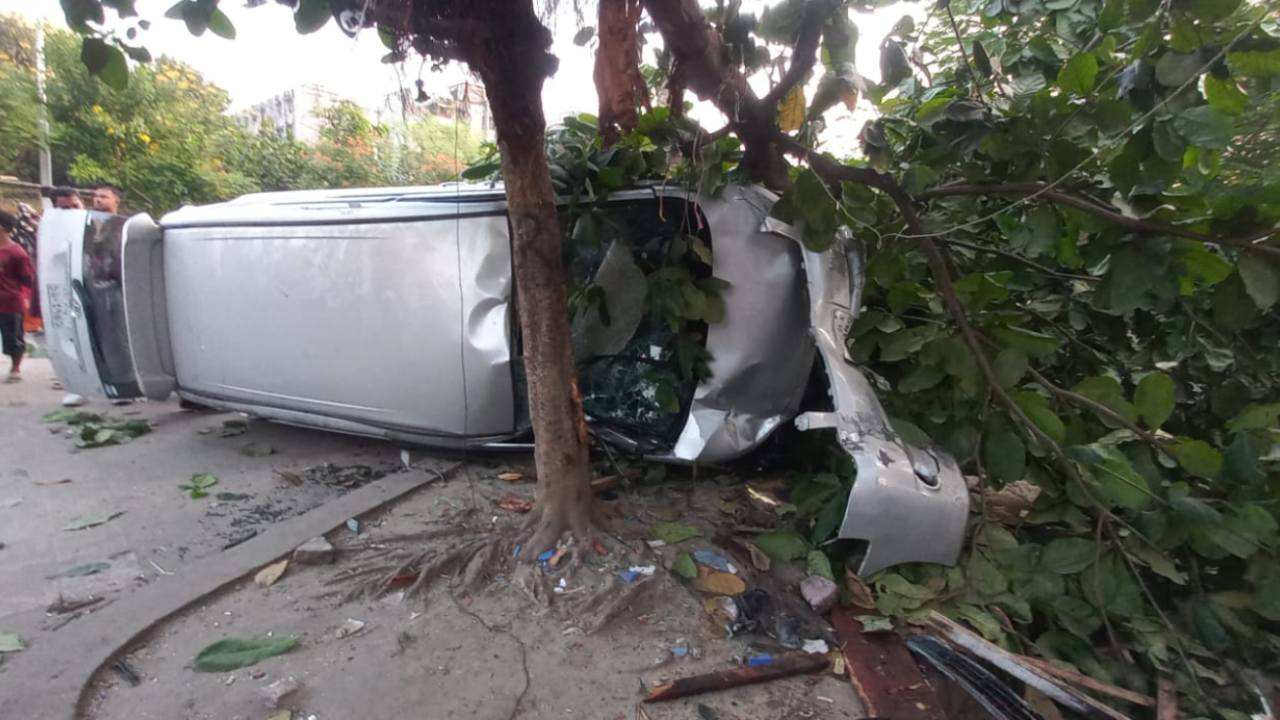 পিএসসির সামনে ফুটপাতে উল্টে গেলো মাইক্রোবাস, পরিচ্ছন্নতাকর্মীসহ আহত ৩