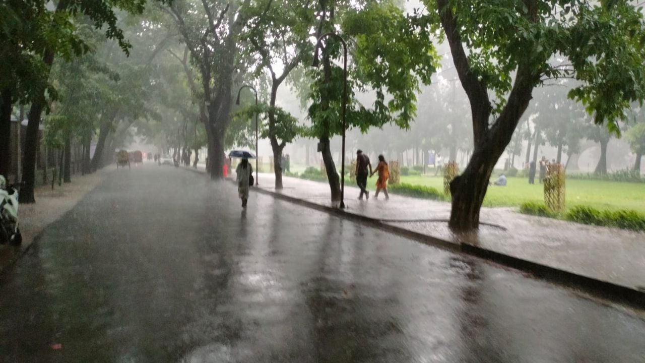 ঝুম বৃষ্টিতে সকাল শুরু, কেমন যাবে সারাদিন