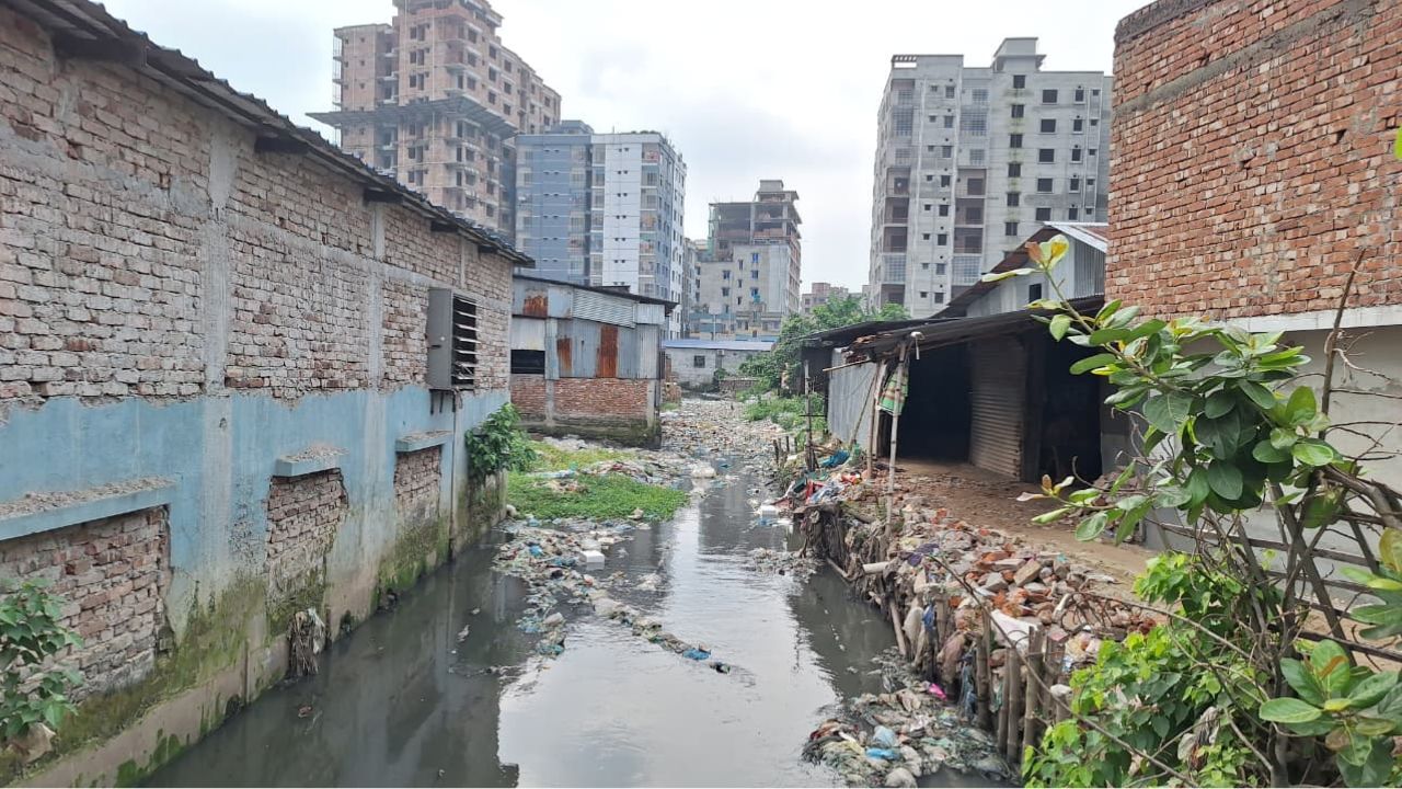 দুই পাশ দখল করে অবৈধ স্থাপনা নির্মাণ করায় মিরপুরের বাইশটেকি খালের প্রস্থ কমে গেছে। এই খালের অনেক স্থান সরু নালায় পরিণত হয়েছে। ছবি:সিজেডএন টোয়েন্টিফোর