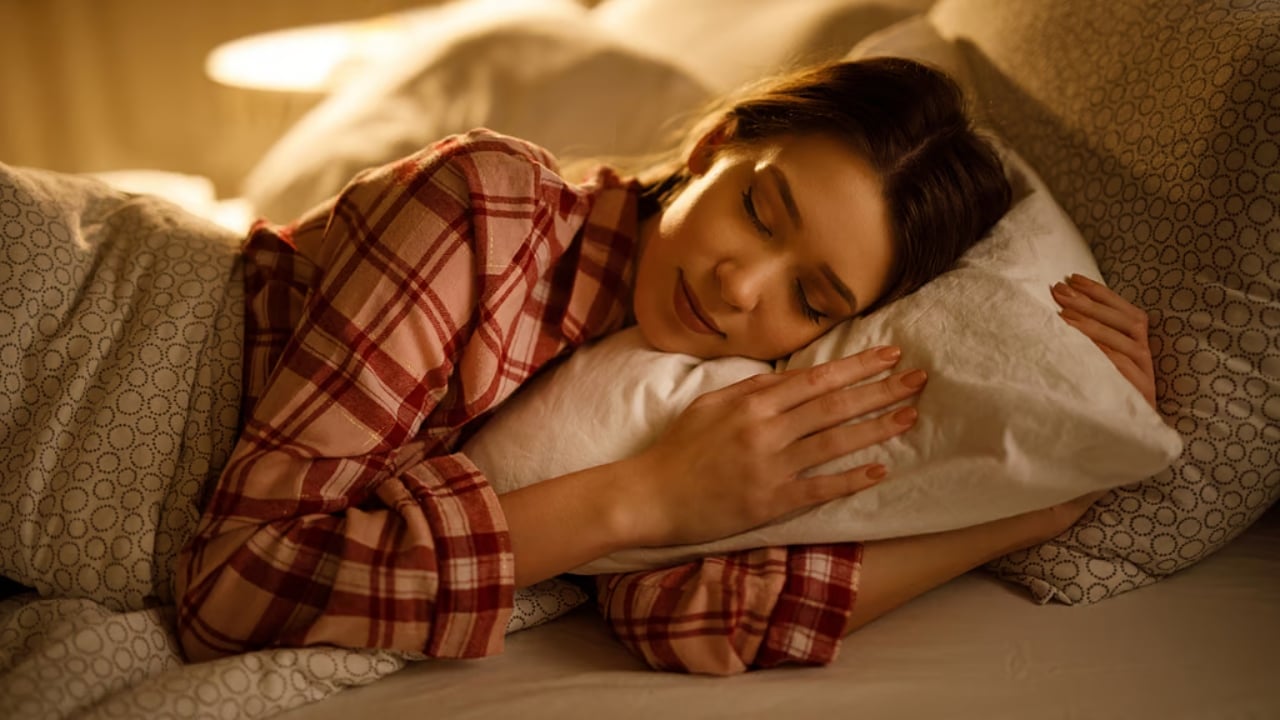 নারীরা কেন রাতে ১১টার আগে ঘুমাবেন