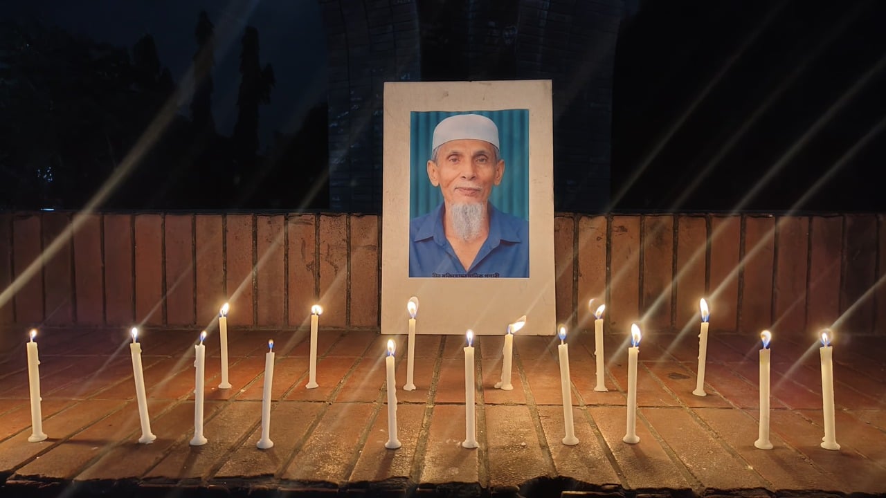 মুক্তিযোদ্ধা মানিক পশারীর স্মরণে জাবিতে মোমবাতি প্রজ্বলন