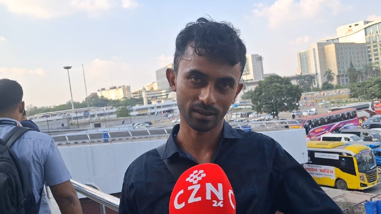 ভিসার মেয়াদ শেষ হওয়ার আশঙ্কায় দুশ্চিন্তায় সৌদিগামী প্রবাসী শ্রমিক মো. রিপন। ছবি: সিজেডএন টোয়েন্টিফোর