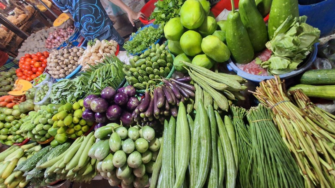 নয়াবাজারের একটি সবজির দোকানে সাজিয়ে রাখা ধনিয়া পাতাসহ অন্য সবজি। সিজেডএন টোয়েন্টিফোর