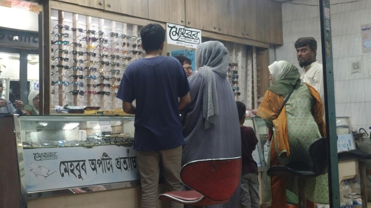 পুরনো-নতুনের মিশ্রণে প্রাণবন্ত পাটুয়াটুলির চশমা পট্টি ২