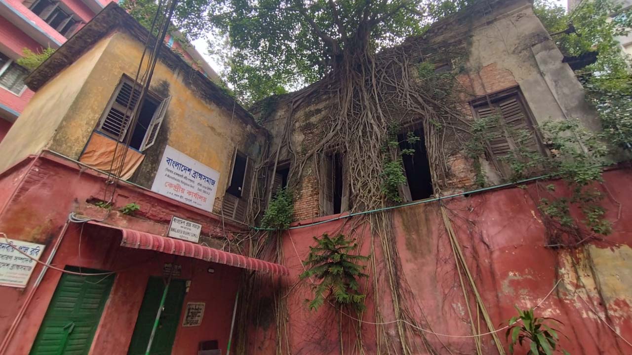 জৌলুস হারাচ্ছে ইতিহাসের সাক্ষী ঢাকার প্রথম পাঠাগার