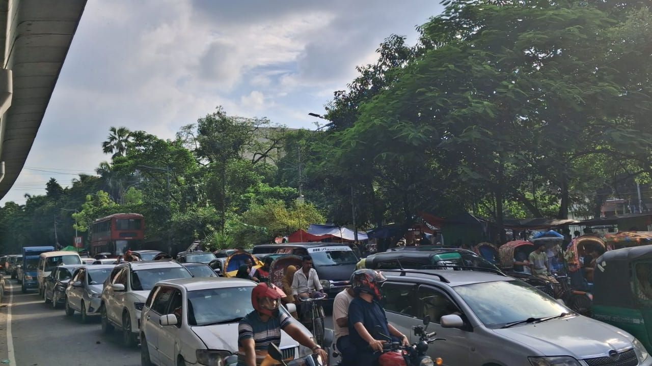 বৃষ্টিতে জলাবদ্ধতা, ঢাকার সড়কে তীব্র যানজট