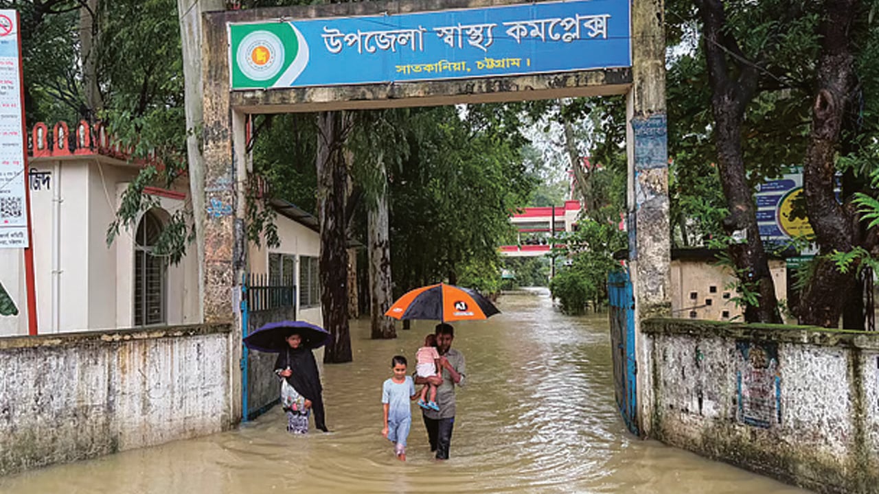সাতকানিয়া স্বাস্থ্য কমপ্লেক্সে পানিতে থইথই, পানি ডিঙিয়ে আসছেন রোগীরা 