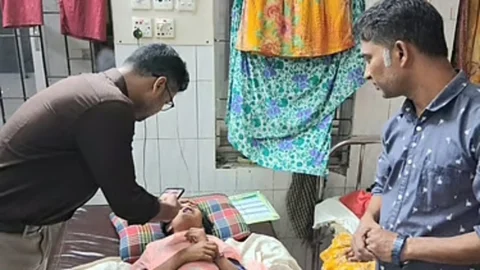 বখাটের হামলায় ভাঙল দাঁত, হাসপাতালে কাতরাচ্ছে সেই স্কুলছাত্রী