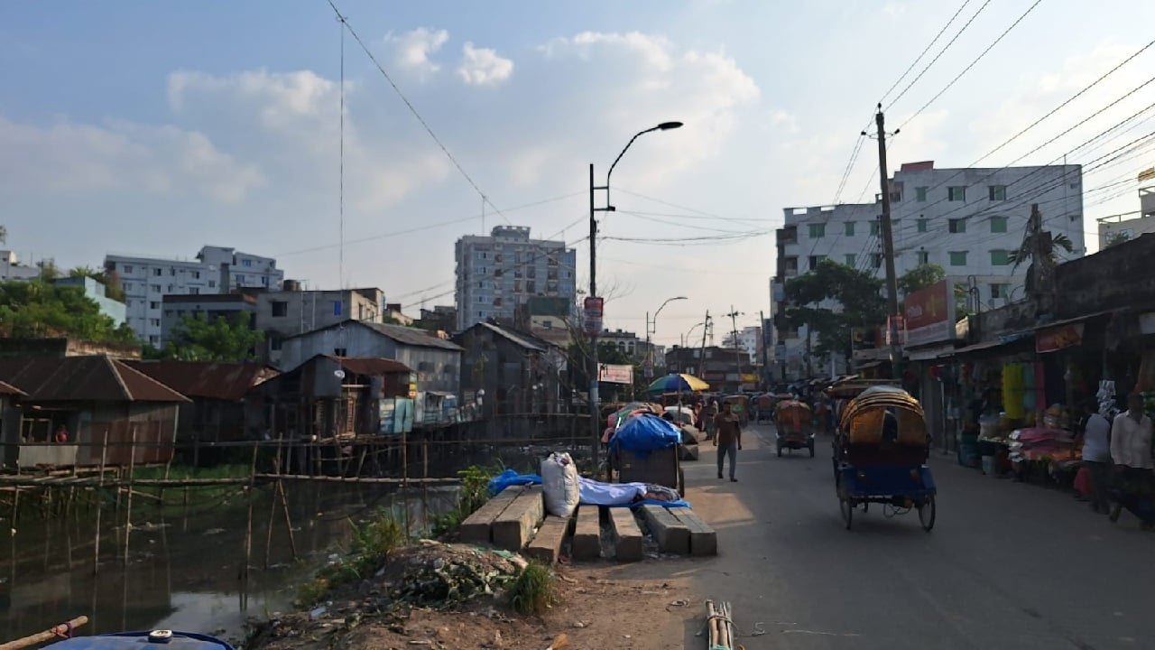 জিরানী খালের পাড়ে গড়ে উঠেছে নানা ধরনের স্থাপনা। এতে সংকুচিত হয়ে পড়েছে খালের প্রশস্ততা। ছবি: সিজেডএন টোয়েন্টিফোর