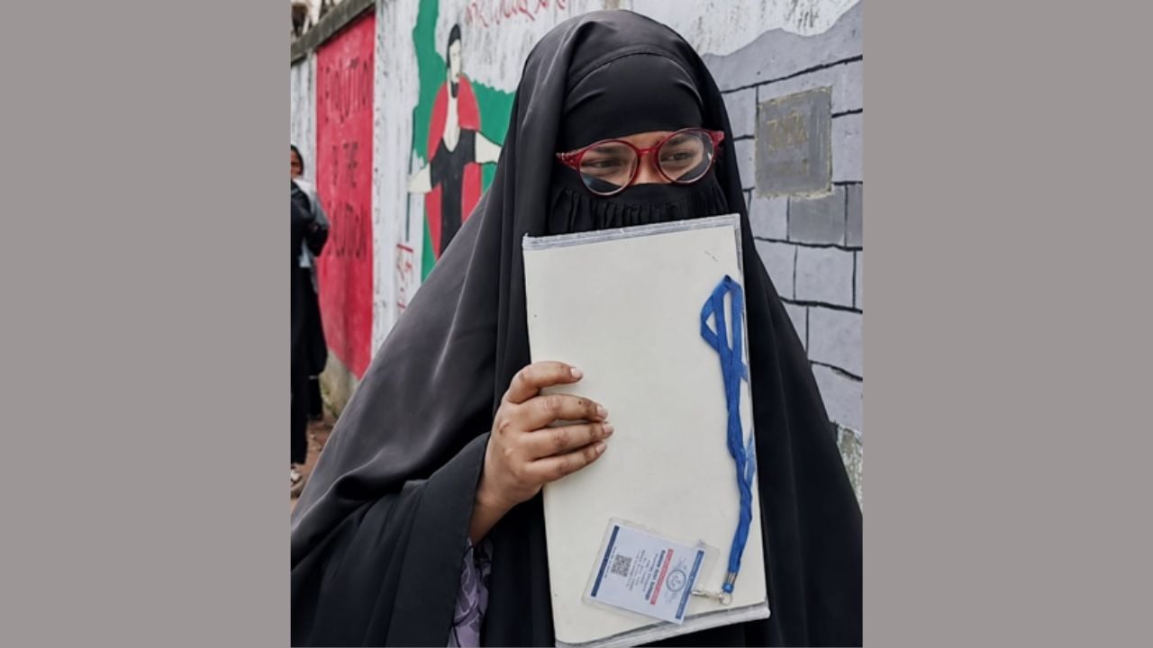 বাবার মরদেহ ঘরে রেখে পরীক্ষাকেন্দ্রে আয়েশা