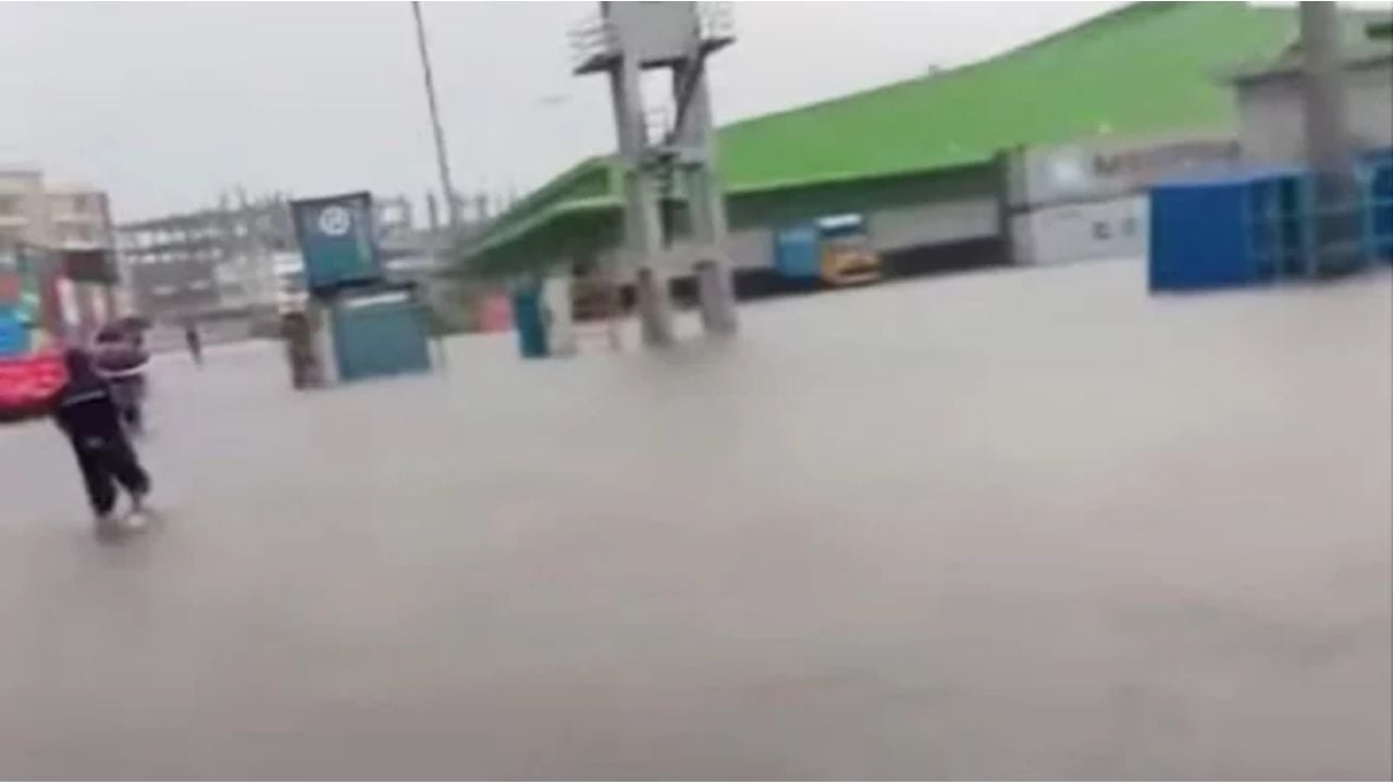 টানা বৃষ্টিতে চট্টগ্রাম বন্দরের ইয়ার্ডে পানি, পণ্য নষ্টের আশঙ্কা 