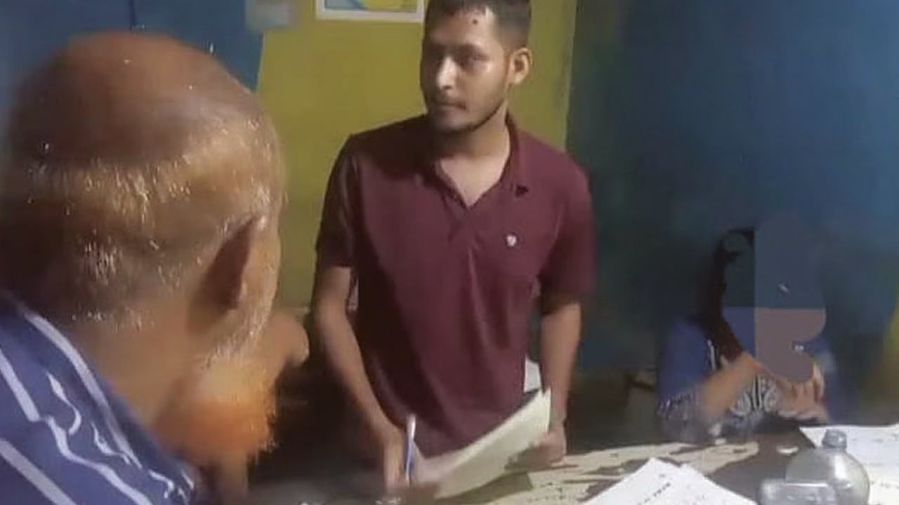 চায়ের দোকানে বন্ধুদের নিয়ে এইচএসির উত্তরপত্র মূল্যায়ন, খাতা জব্দ