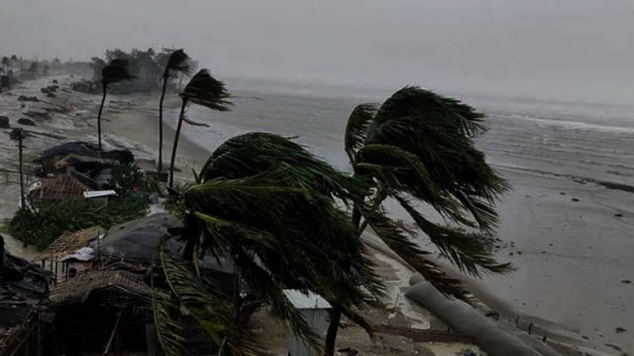 ১৭ অঞ্চলে ঝড়ের শঙ্কা, বন্দরে সতর্কতা