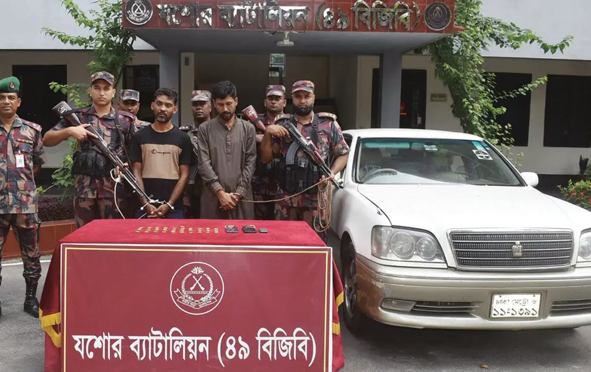 যশোরে ৭ কোটি টাকার স্বর্ণসহ আটক ২