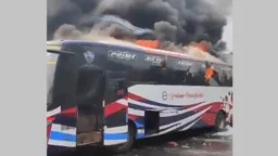 মহাখালীতে বাসে আগুন