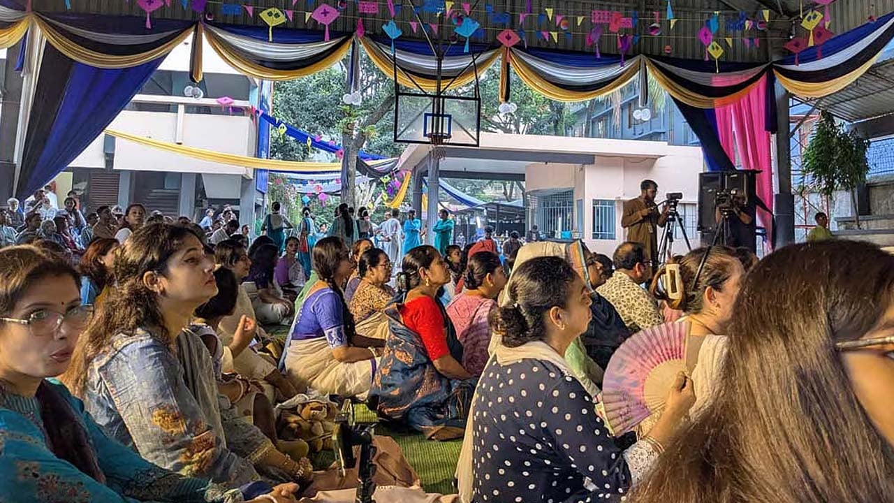 শিশু-কিশোরদের পাশাপাশি শিক্ষক-অভিভাবকরা ভেন্যুতে বসে উপভোগ করেন ছায়ানটের ‘শরতের অনুষ্ঠান’