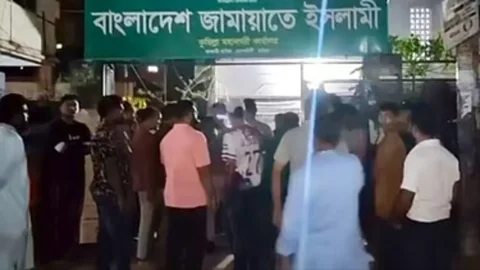 কুমিল্লায় জামায়াতের কমিটি নিয়ে বিরোধ, ককটেল বিস্ফোরণ ও গাড়ি ভাঙচুর