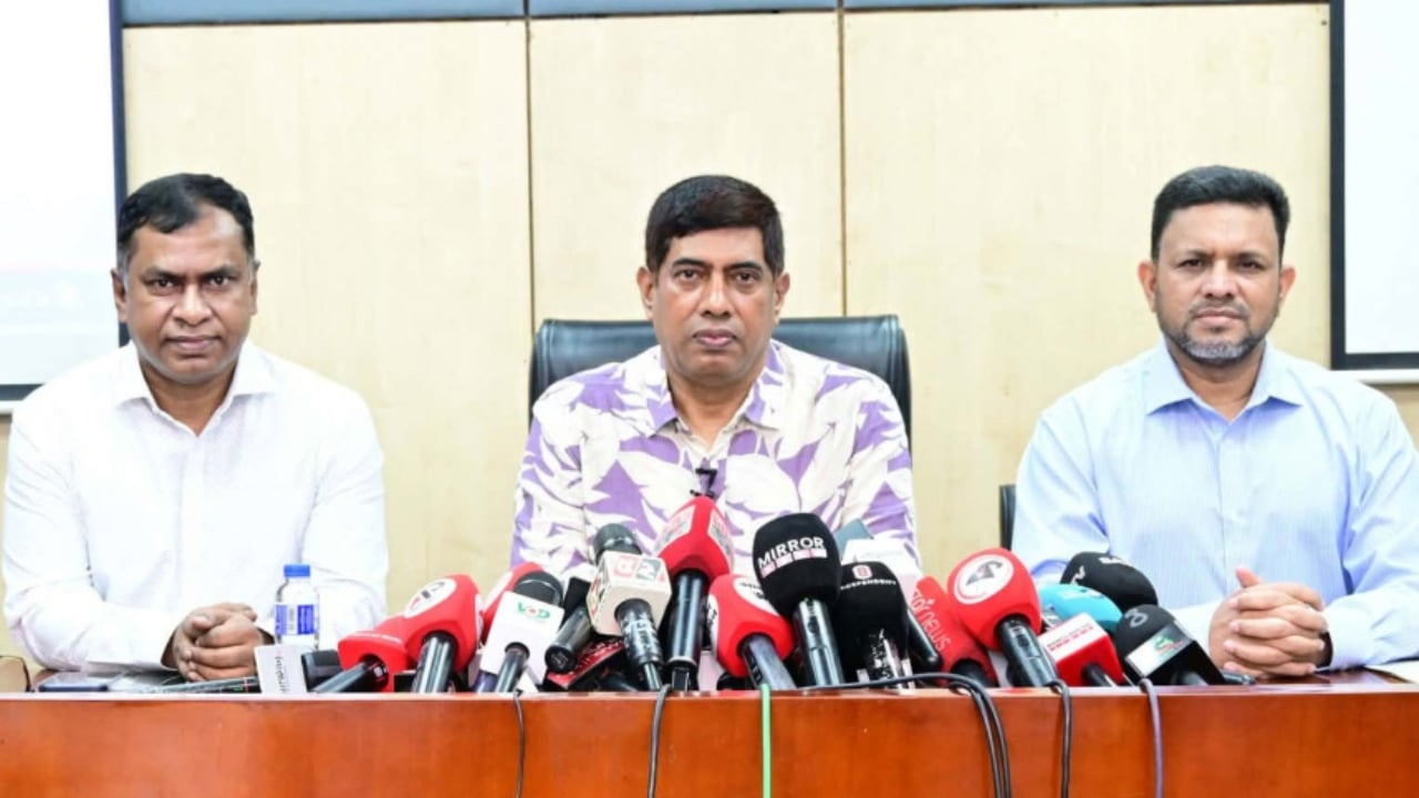 বিভিন্ন দূতাবাস ও সরকারি দপ্তরে হুমকি দিচ্ছে প্রতারক চক্র: ডিবিপ্রধান