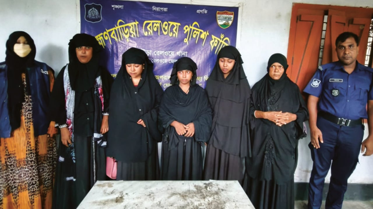 ট্রেনে যাত্রী সেজে ছিনতাই, গ্রেপ্তার ১১