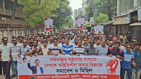 দেশকে অস্থিতিশীল করার প্রতিবাদে পাবনায় যুবদলের বিক্ষোভ