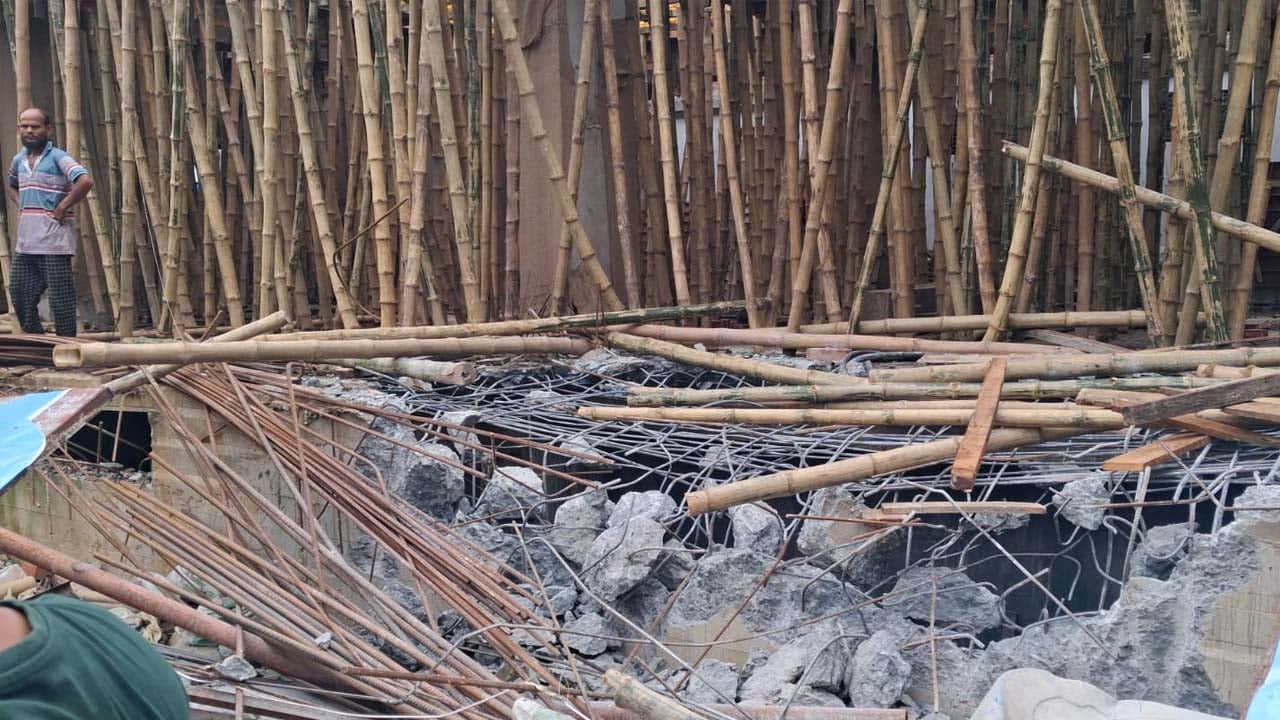 মধ্য বাসাবো এলাকার একটি ভবনে রাজউকের অভিযান। ছবি: সিজেডএন টোয়েন্টিফোর