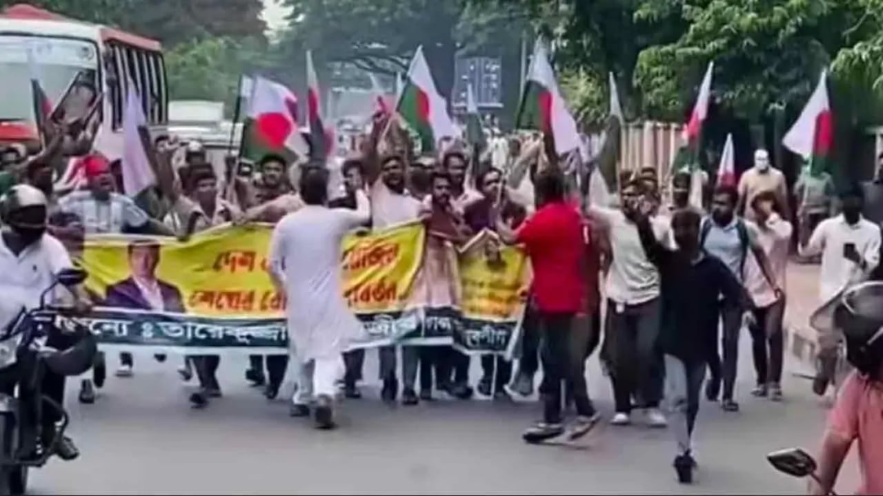গণভবনের সামনে যুবলীগের মিছিল