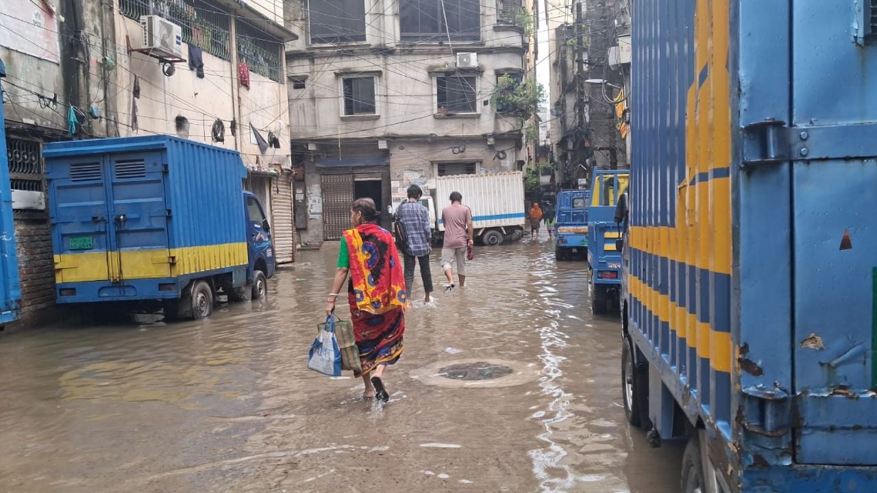 নোংরা পানি মাড়িয়ে চলাচল করতে হচ্ছে পথচারীদের। ছবি: সিজেডএন টোয়েন্টিফোর