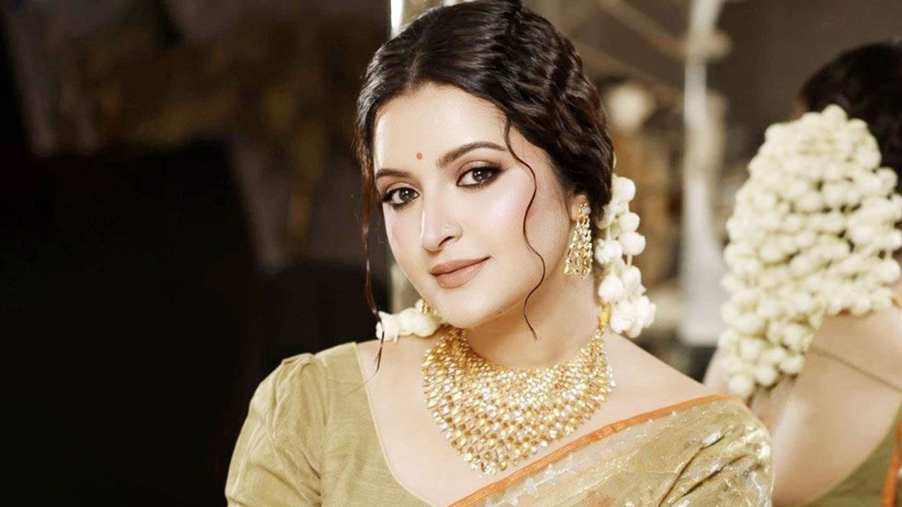 ‘মানুষ আমাকে কোনো পুরুষের সঙ্গে দেখতে চায় না’